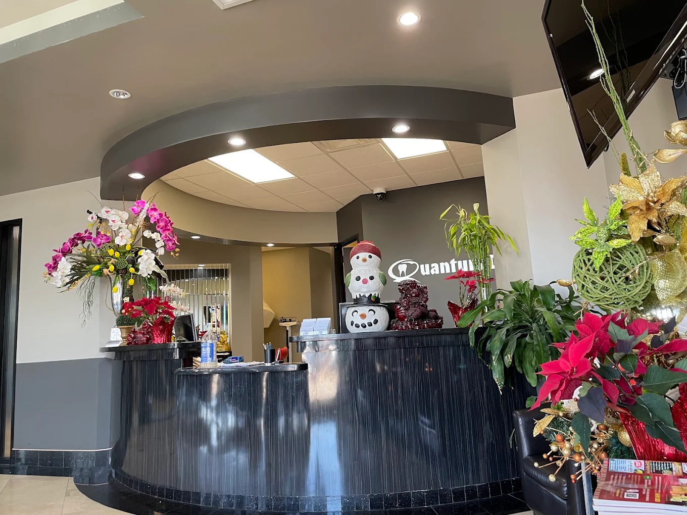 Quantum Dental front desk decorated with flowers and seasonal displays